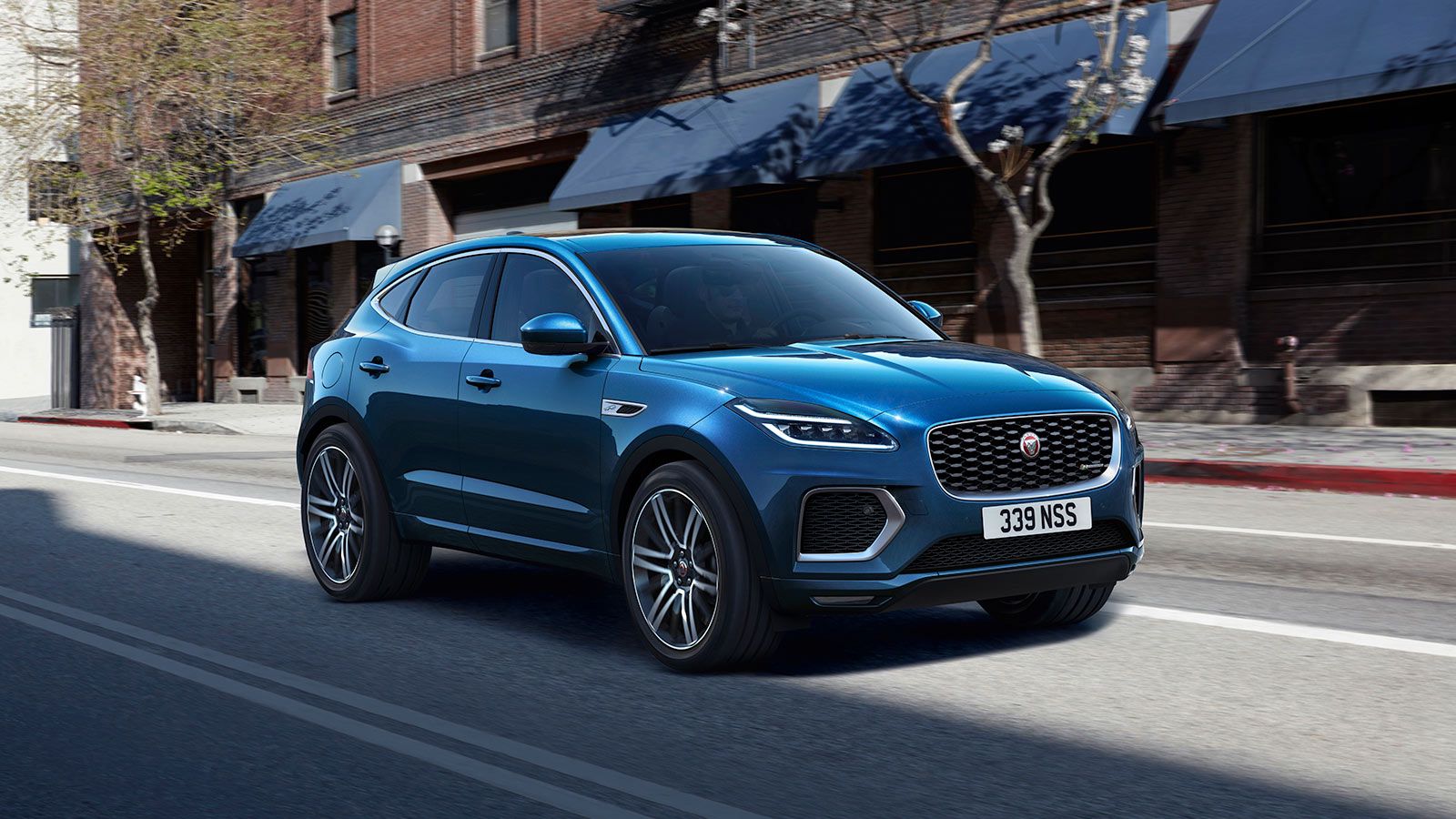 Jaguar E‑PACE R-DYNAMIC HSE в цвете Bluefire Blue.