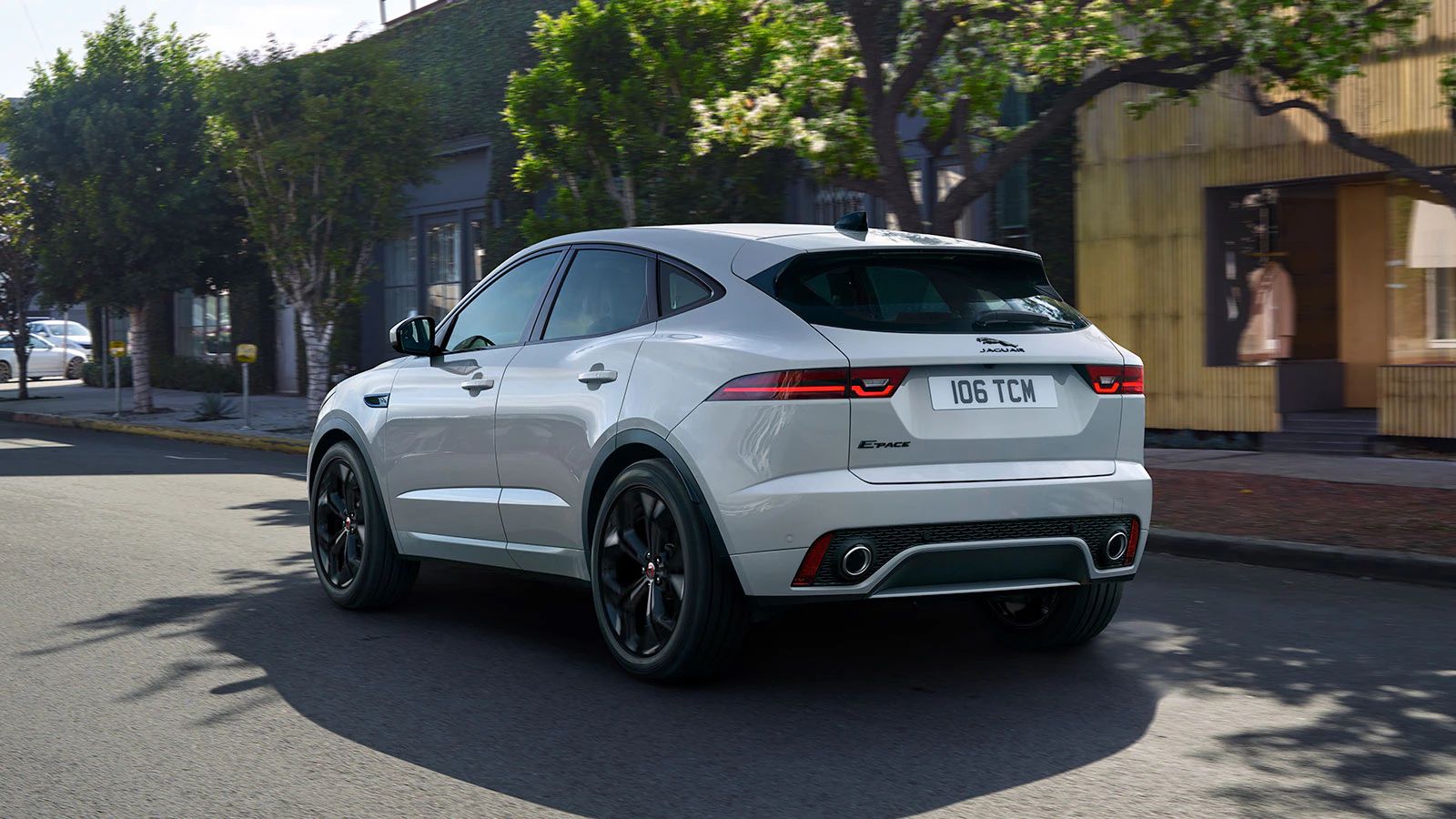 Jaguar E‑PACE R-DYNAMIC SE в цвете Borasco Grey.