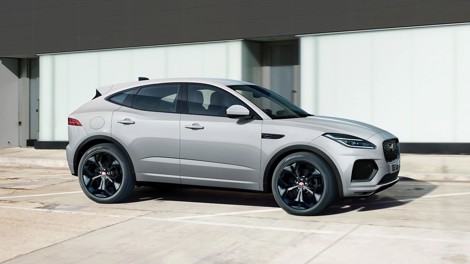 Jaguar E‑PACE R-DYNAMIC SE в цвете Hakuba Silver.