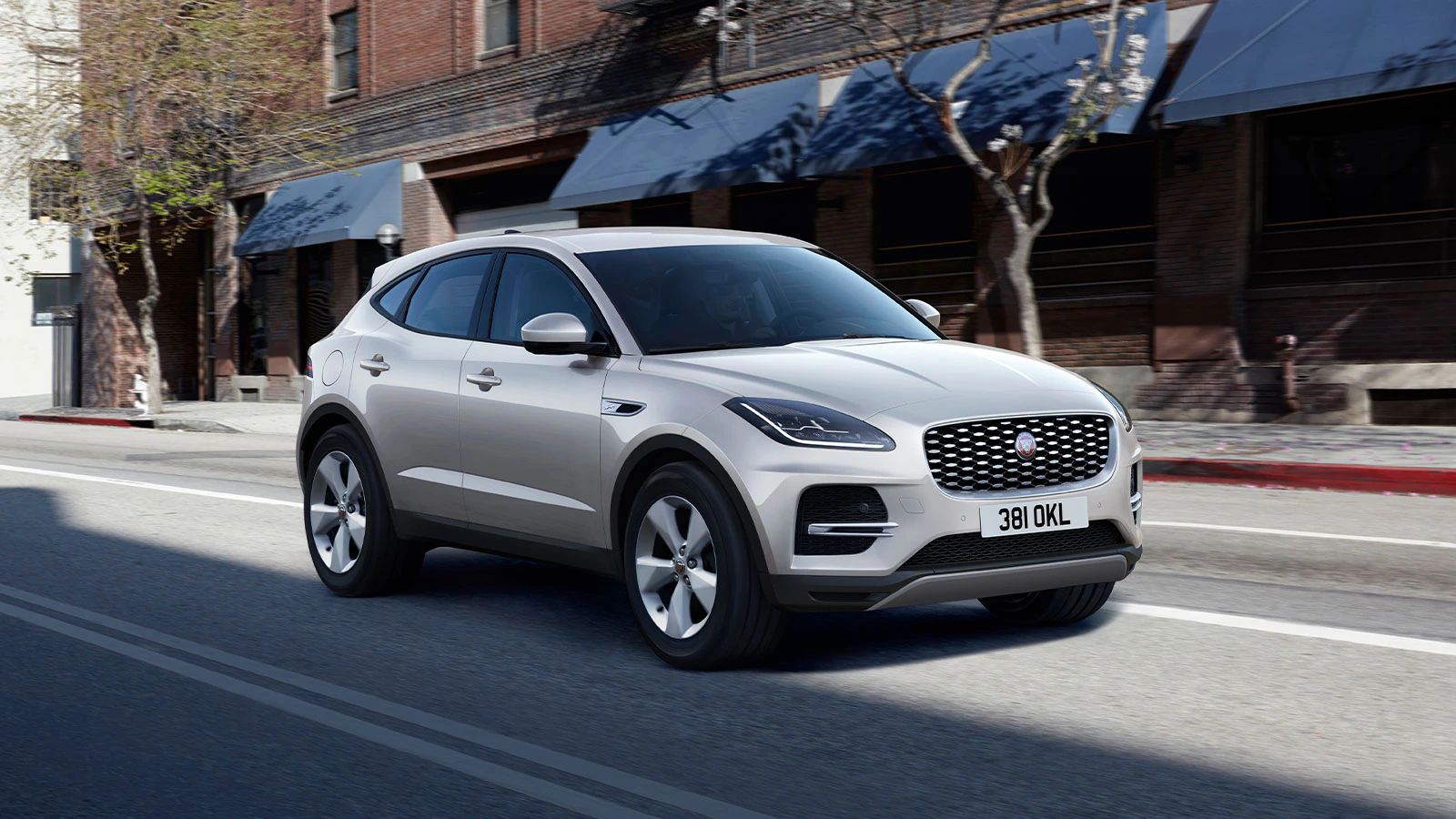 Jaguar E‑PACE S в цвете Hakuba Silver.