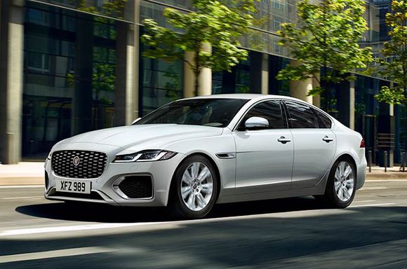 Jaguar XF легко сочетает в себе выразительный дизайн, спортивные характеристики и современные технологии. Элементы отделки экстерьера Noble Chrome и 18-дюймовые легкосплавные колесные диски с отделкой Sparkle Silver подчеркивают его элегантность на дороге.